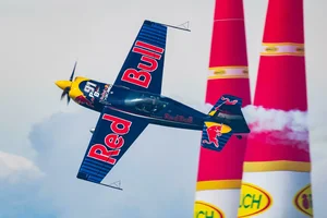 peter-besenyei-with-n806cr-corvus-racer-flying-over-lake-balaton-at-zamardi-city-for-red-bull...webp peter-besenyei-with-n806cr-corvus-racer-flying-over-lake-balaton-at-zamardi-city-for-red-bull...webp