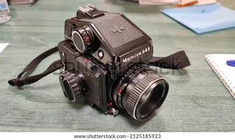 illustrative-mamiya-645-medium-format-600w-2125185923.webp