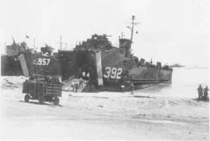 USS_LSM-392_and_USS_LST-957_Le_Shima_August_1945.webp